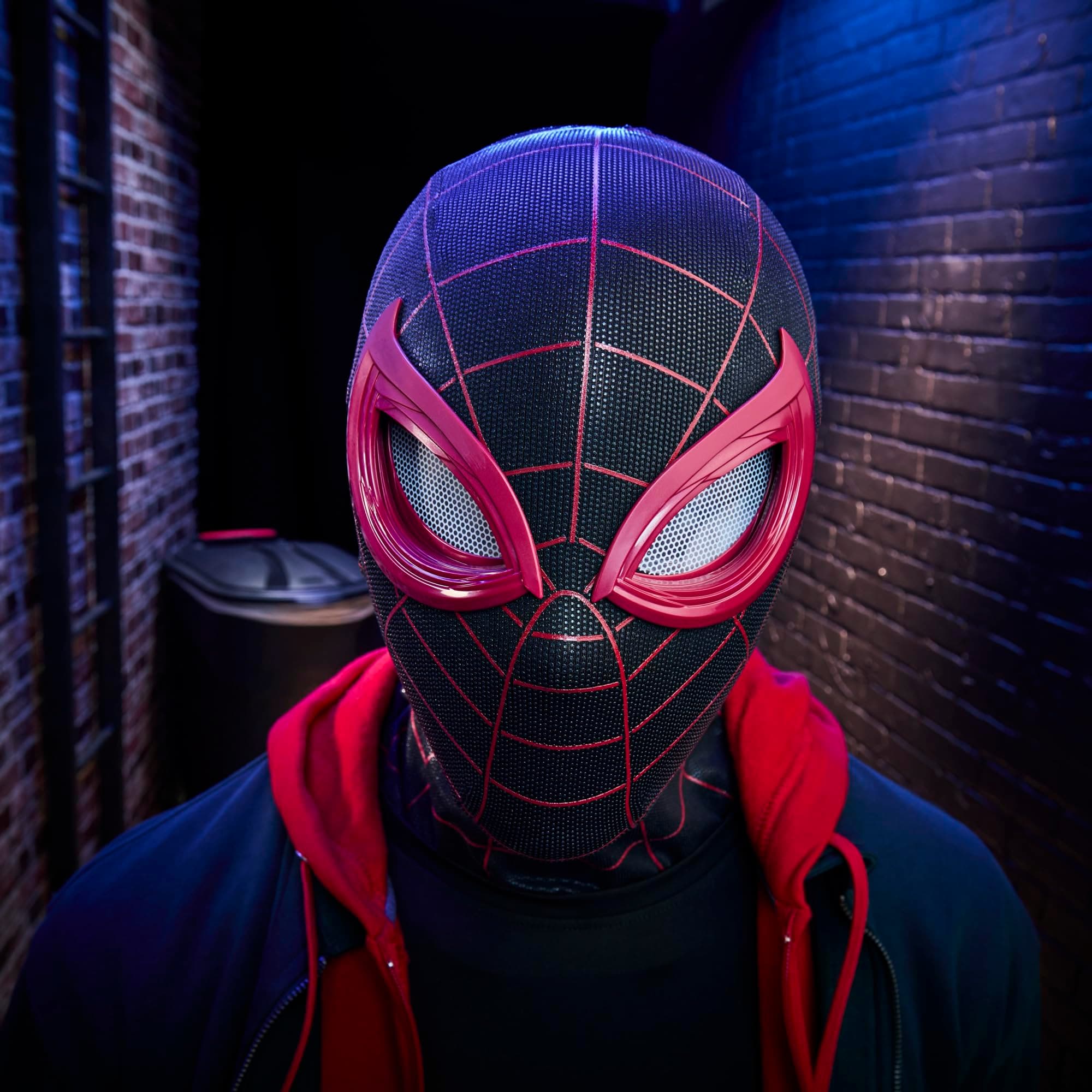 SPIDER-MAN Marvel Legends Series Miles Morales Electronic Expressive Mask, view 6