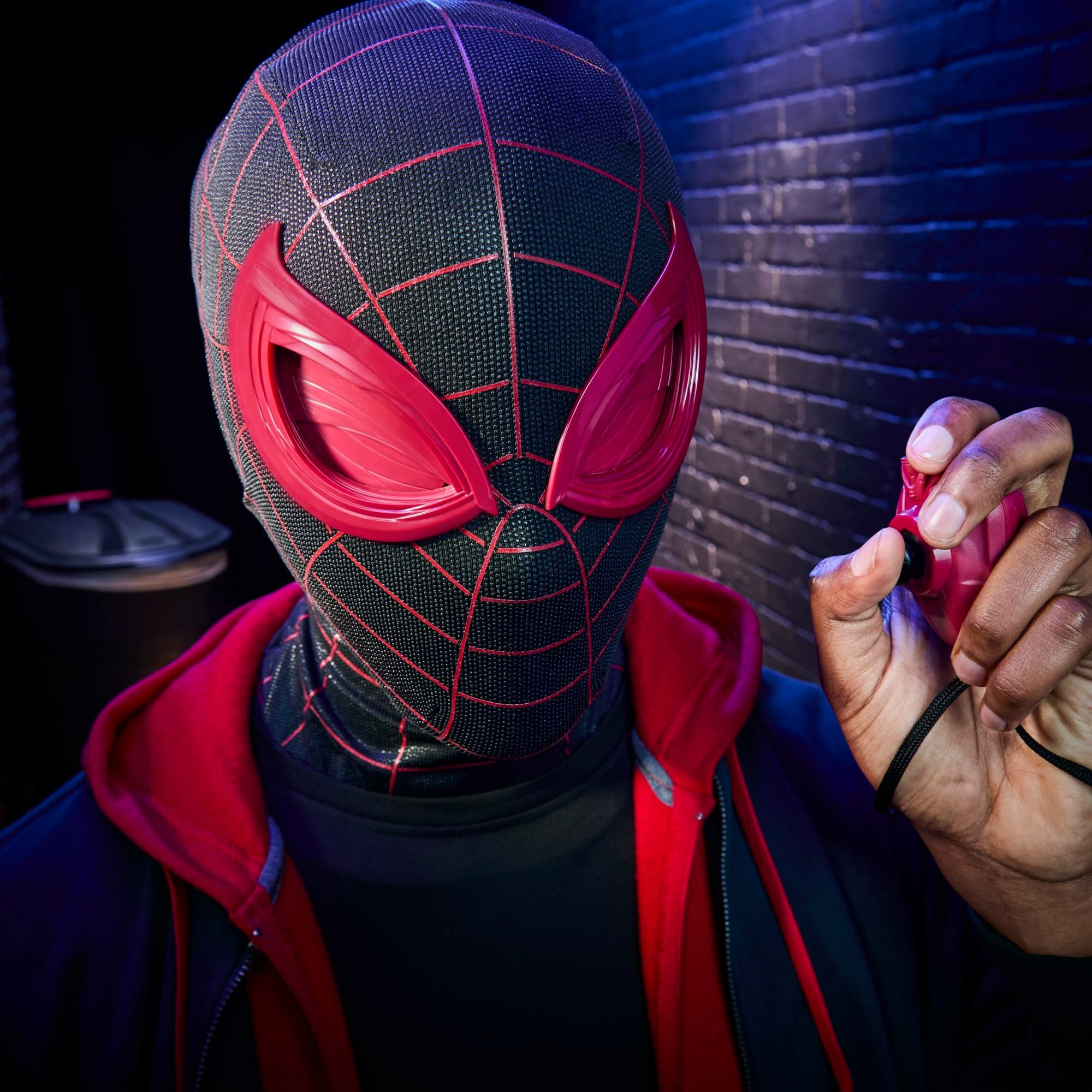 SPIDER-MAN Marvel Legends Series Miles Morales Electronic Expressive Mask, view 4