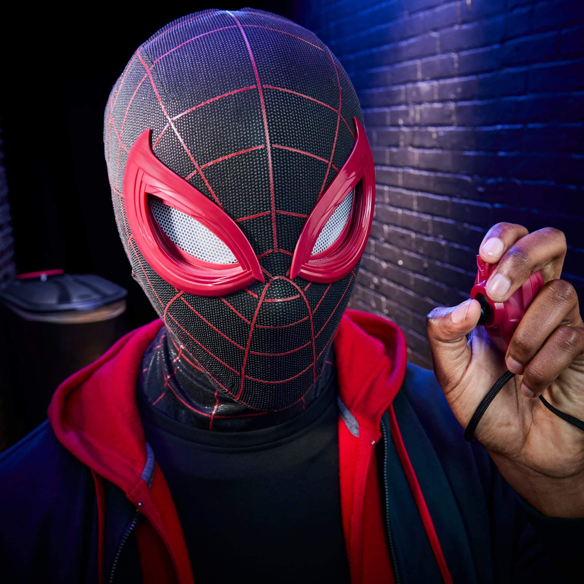 SPIDER-MAN Marvel Legends Series Miles Morales Electronic Expressive Mask, view 9